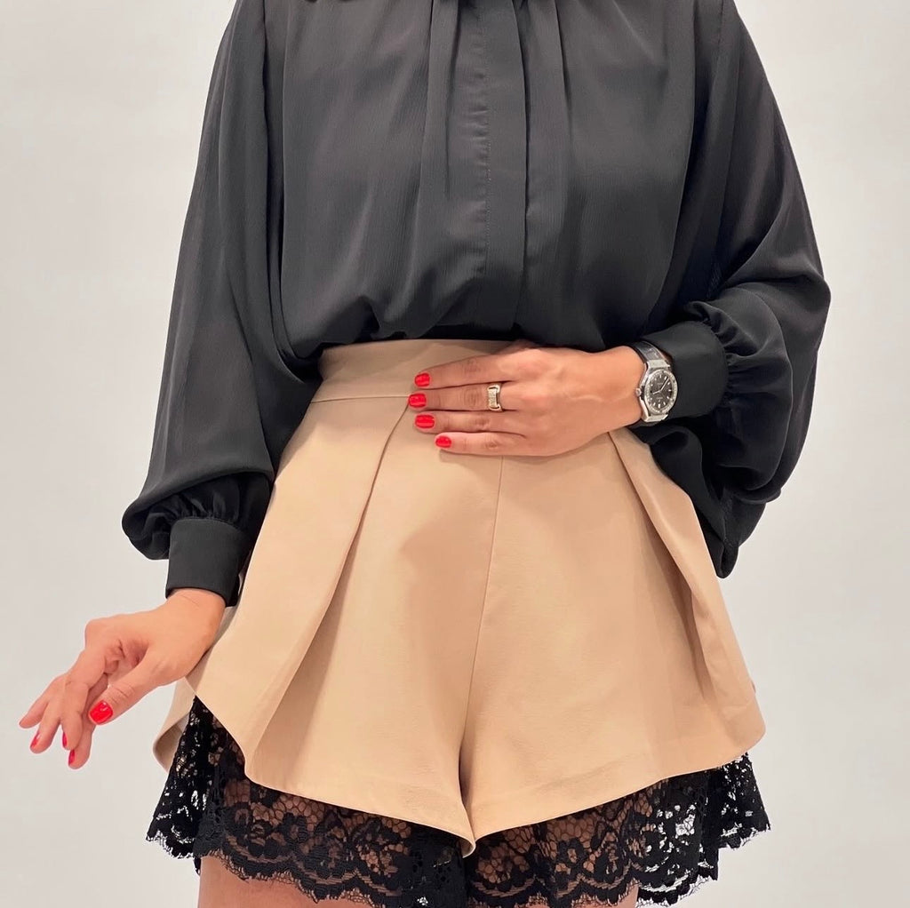 Shorts with delicate lace trim